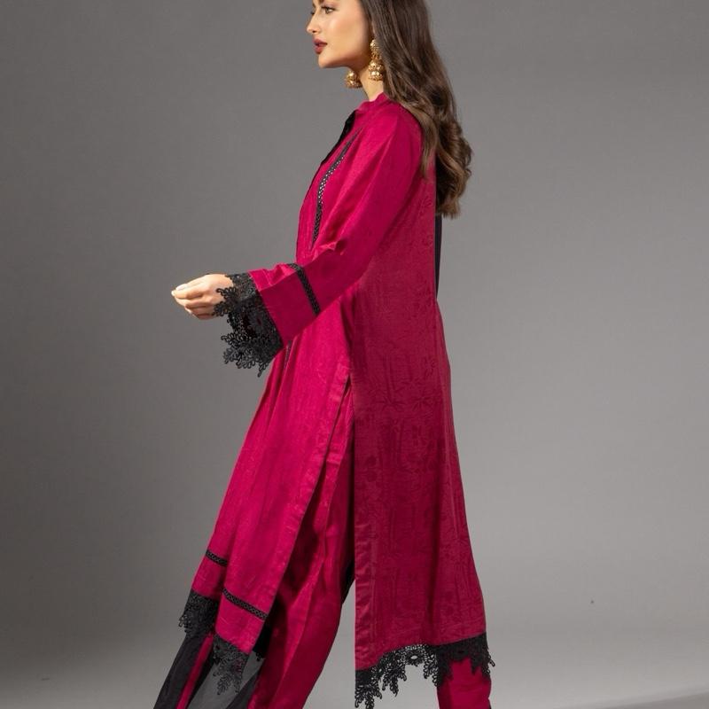 Maroon Self Design Linen Three Piece Suit, Black Contrasting Dupatta with LaceWork, Casual Womenswear Comfortable